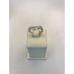 Anillo de oro de 18 kts, en oro BLANCO,  forma con dos brazos con pavé de circonitas