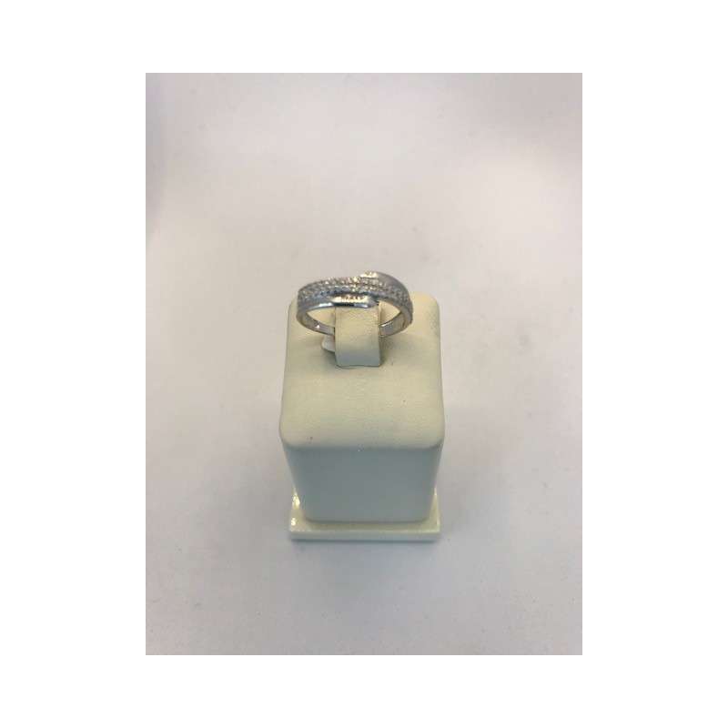 Anillo de oro de 18 kts, en oro BLANCO,  forma con dos brazos con pavé de circonitas