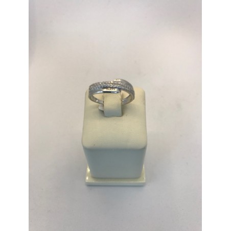 Anillo de oro de 18 kts, en oro BLANCO, forma con dos brazos con pavé de circonitas