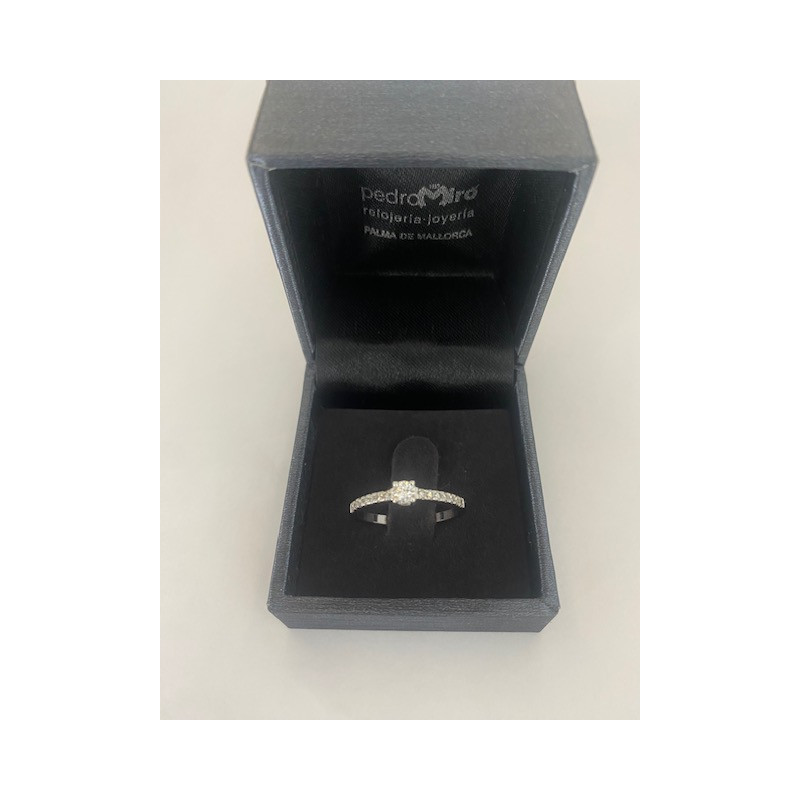 Anillo de ORO blanco de  18 kts, con 15 diamantes.