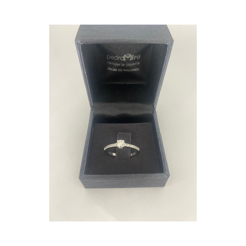 Anillo de ORO blanco de  18 kts, con 15 diamantes, talla brillante