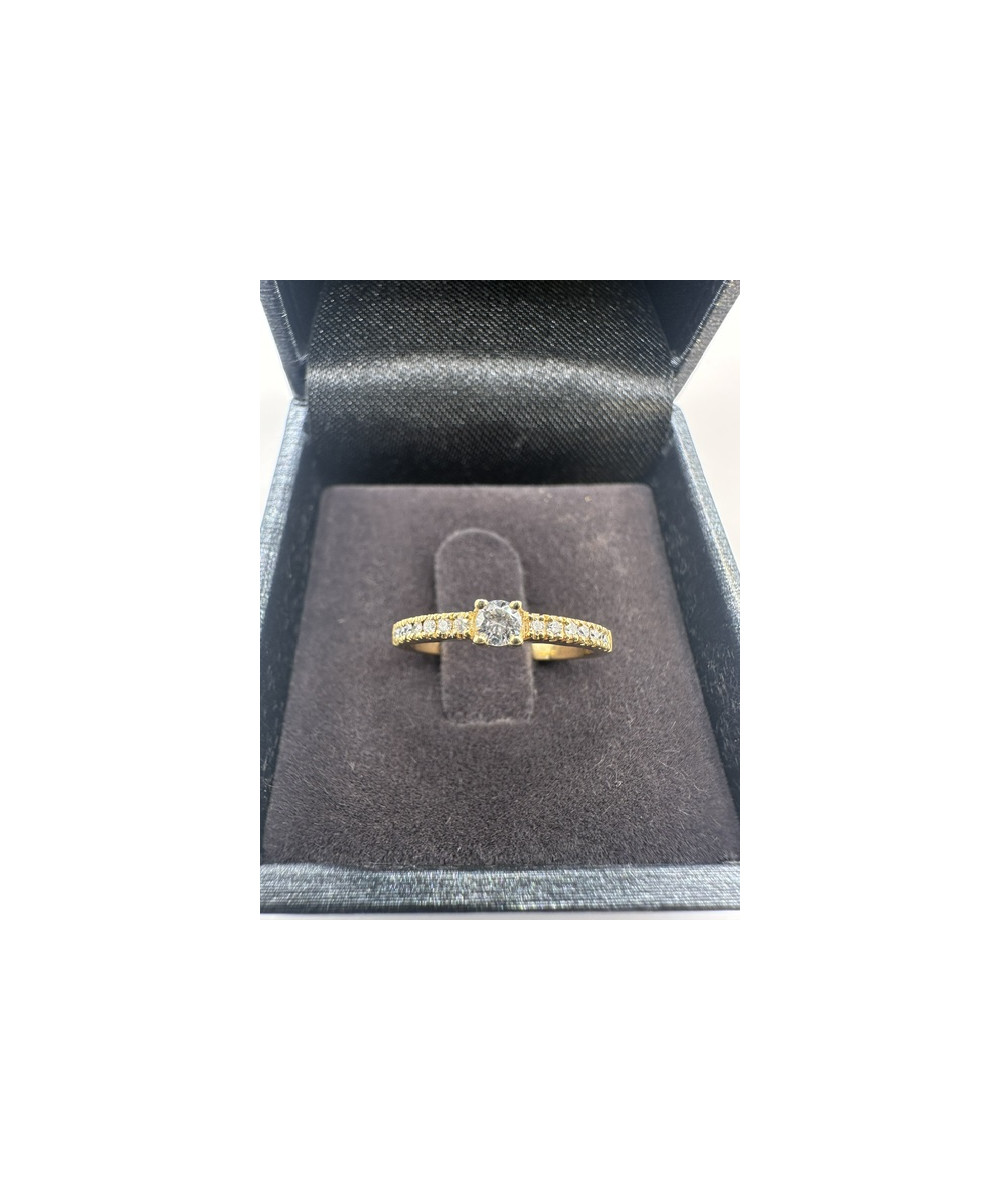 Anillo de ORO amarillo de  18 kts, 750 m/m con 15 diamantes HVS